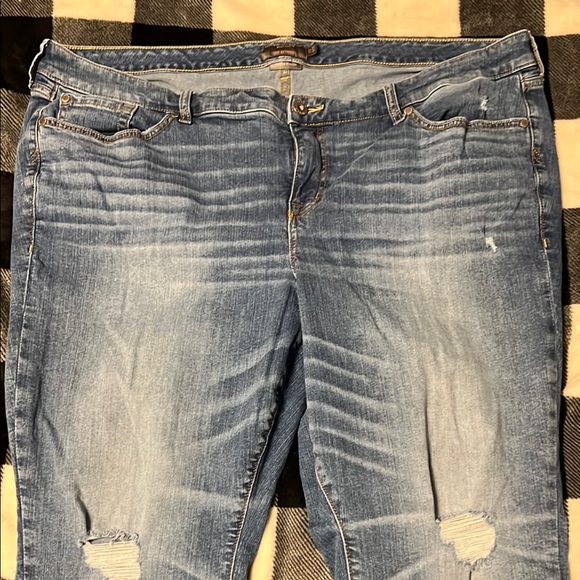 Torrid #Feelthefit Crop Boyfriend Vintage Stretch Blue Distressed Jeans size 22 - Picture 2 of 15